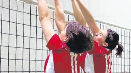 Andrea Epp und Barbara Reisacher (rechts) bleiben den Penzinger Volleyballerinnen auch in der neuen Saison erhalten. 