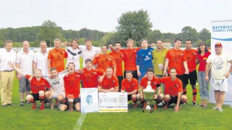 Jubel bei Spielern und Verantwortlichen des SV Mindelzell: Die Truppe von Trainer Herman Kandemir (3. v on rechts) zieht durch einen Sieg über den FC Donauwörth in die Hauptrunde des BFV-Toto-Pokals ein und bekam dafür Pokal und Siegerscheck.  