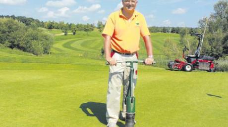 Eugen Herb ist der Chefgreenkeeper des Golfplatzes rund um Gut Lederstatt in Donauwörth und hat viel zu tun.  