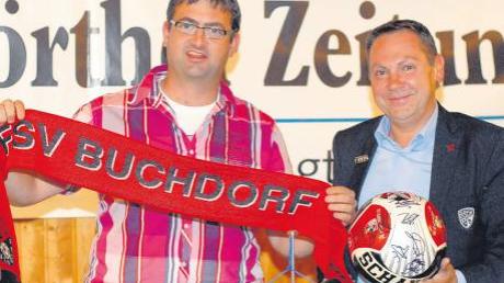 Profifußball trifft auf Amateure – beim DZ-Stammtisch am vergangenen Montag war der Geschäftsführer Finanzen des FC Ingolstadt, Franz Spitzauer (rechts), zu Gast. Mit dem Vorsitzenden des FSV Buchdorf, Martin Grebel, tauschte er einen Schanzer-Ball mit Autogrammen gegen einen Schal des Kreisklassisten.  
