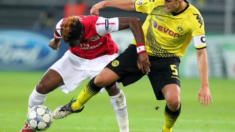 Dortmunds Sebastian Kehl (r) versucht Alex Song vom FC Arsenal den Ball abzunehmen. 