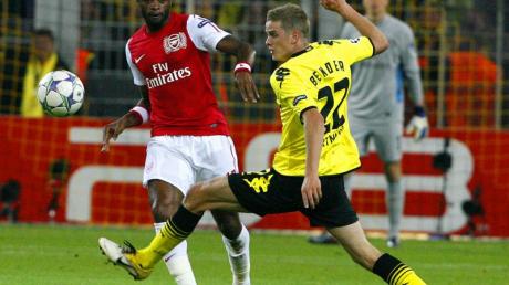 Dortmunds Sven Bender (l) kommt vor Arsenals Alex Song an den Ball. dpa