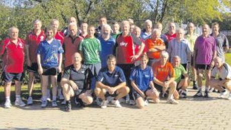 Die Teilnehmer der „1. Ederheimer Open“ im Tischtennis.  