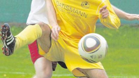 Meist einen Schritt zu spät dran war der TSV Binswangen – hinten Patrick Bühler – beim 0:4 gegen den FC Lauingen (im gelben Trikot Nuh Arslan).  
