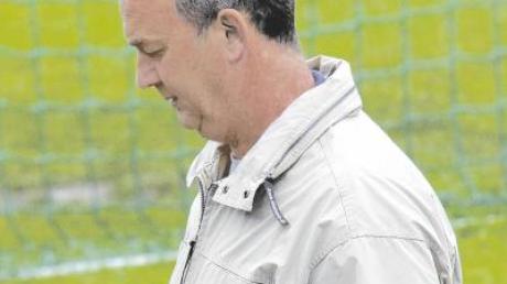 Sorgenvoll: Geknickt schlich Westendorfs Trainer Karl Bühler nach der 1:8-Pleite gegen den TSV Diedorf vom Sportgelände und warf sein Traineramt hin. 