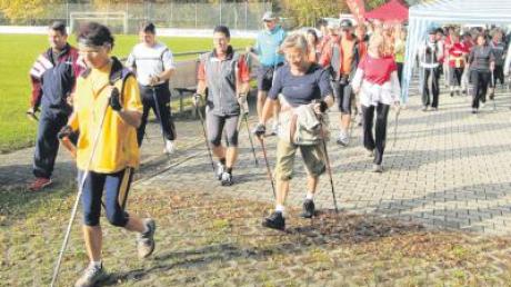 Los geht’s: Wie in den vergangenen Jahren (unser Foto entstand 2010) starten die Nordic Walker am Sportgelände in Freihalden. 