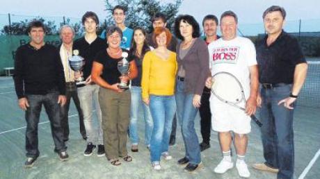 Die Teilnehmerinnen und Teilnehmer der Doppelfinals beim TC Maihingen/Utzwingen zusammen mit dem 1. Vorsitzenden Willi Uhl (rechts).  