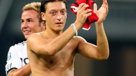 Mesut Özil wird gegen die Türkei möglicherweise nicht spielen können.