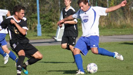 Die Tore fielen beim Spiel zwischen dem FSV Dirlewang (blau-weiße Trikots) gegen den FC Buchloe erst zum Schluss. 