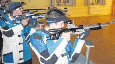 Ganz vorne erwartet werden bei den Landkreismeisterschaften der Sportschützen am Wochenende in ihren Klassen auch die beiden Großaitinger Luftgewehrschützen Dominik Mayer (links) und Stefan Harrand.  