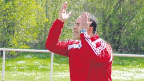 Das hältst du doch im Kopf nicht aus: Zum dritten Mal innerhalb eines Jahres muss Türkiyemspor-Boss Ahmet Coskun die Mannschaft als Interimstrainer übernehmen. Der bisherige Coach Ivan Miskovic trat zurück. 