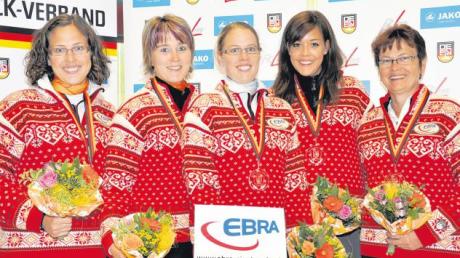 Mit dem zweiten Platz im deutschen Pokalfinale und der Europacupteilnahme präsentierten sich die Kühbacherinnen Veronika Filgertshofer, Verena Elsenberger, Franziska Schwertfirm, Sarah Specht und Marianne Weigl (von links) zur Siegerehrung. 