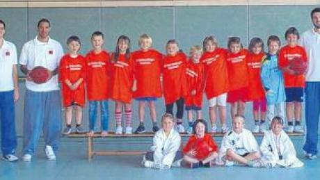 Gruppenbild mit Giants: die Buben und Mädchen der Grundschule Kleinerdlingen-Ederheim mit den Basketball-Profis.  