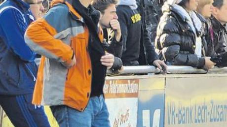Geballte Ustersbacher Fußball-Kompetenz: (von links) Trainer Stefan Weigl, der gesperrte Cosmin Uilacan und Ex-Coach Michael Walleitner. 