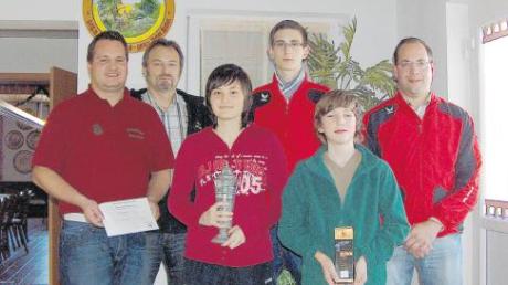 Die erfolgreichen Rieser Schüler (Mitte) erhielten aus den Händen des Bezirksjugendleiters den begehrten Bezirkspokal und einen Munitionspreis für die gute Leistung überreicht. 