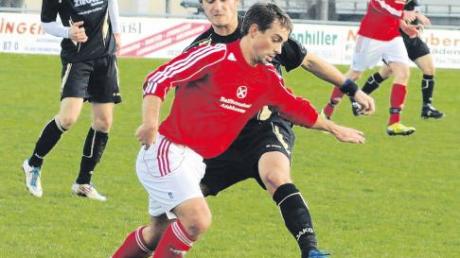 Der TSV Pöttmes verlor in der Kreisliga sein Heimspiel gegen den BC Adelzhausen (rote Trikots) mit 3:0. In dieser Szene war Torschütze Christoph Mahl (BCA) am Ball gegen Dominik Thomay (Pöttmes).   