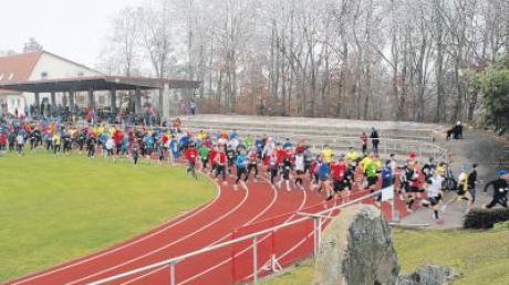 Massenstart auf dem Mönchsdegginger Sportplatz. Über 400 Läuferinnen und Läufer waren am Sonntag mit von der Partie.  