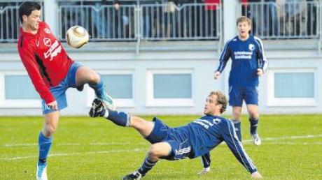 Packende Szenen spielten sich beim 3:2-Sieg des BC Rinnenthal (blau) gegen den VfL Ecknach ab.   