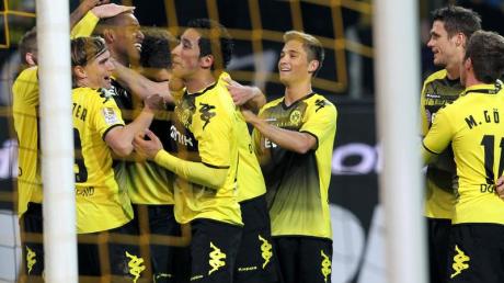 Borussia Dortmund dominierte das Revier-Derby gegen den FC Schalke 04. Foto: Roland Weihrauch dpa