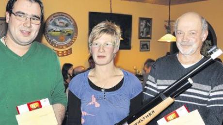 Die Vereinsmeister der Eichenlaubschützen Zell freuen sich über das neue Gewehr: (von links) Otto Koch jun. (2. Platz), Stefanie Kettner (1. Platz) und Hans Helbig (3. Platz). 