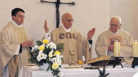 Zelebrierten den Dankgottesdienst: Pater Xaver Aninger, sein Neffe Pater Marcus Klemens (links) und der Ortsgeistliche Monsignore Josef Philipp (rechts).  