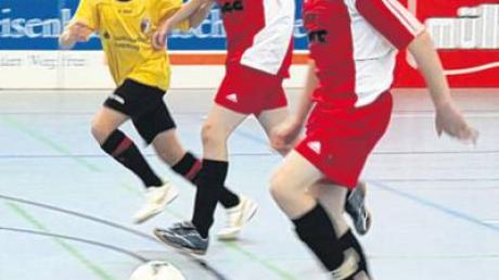 Fischach (rote Trikots) führte im Spiel gegen den FC Augsburg lange mit 2:1, unterlag jedoch mit 2:7. 