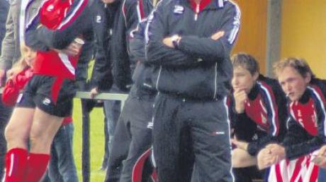 Rudi Bund (im Vordergrund) kehrt bei seinem Heimatverein FSV Wehringen auf die Trainerbank zurück.  