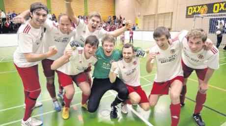 Riesenjubel bei der Mannschaft des Bezirksligisten TSV Buch: Sie gewann gestern am späten Abend das Hallenfußballturnier des FV Senden. Am Ende tanzten die Bucher noch einen flotten Reigen. 