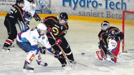 Königsbrunns Eishockeyfrauen (schwarz) um Torfrau Daniela Schälchli wehrten sich gegen den EV Pfronten (weiß) in beiden Spielen mit allen Kräften. Trotzdem reichte es für den Landesligisten nicht zum Sieg.  