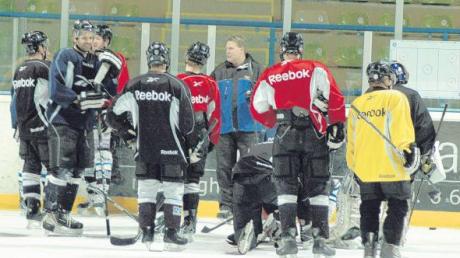 Zusammen mit seinem Team will Pinguine-Coach Petr Vorisek (Mitte) noch viel erreichen. Nach dem Klassenerhalt will der Trainer in der Meisterrunde erfolgreich bleiben und das Halbfinale erreichen. 