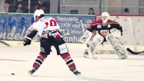 Patrick Voigt von den Burgauer Eisbären soll auch am Wochenende so frei zum Schuss kommen. Der ESV braucht gegen Fürstenfeldbruck und Landsberg dringend Punkte für den Verbleib in der Landesliga.  