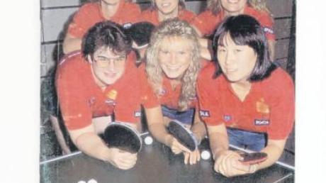 Das Team des FC Langweid 1989/90 mit der Neuen aus China. Vorne von links Marion Binder (Koch), Karin Klaiber (Köhler), Jie Schöpp (Shi). Dahinter von links Ute Speer (Michl), Gudrun Herfert-Baumann (Frühbeisser) und Petra Hörath (Thoma). 
