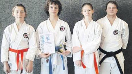 Die drei Teilnehmer an der oberbayerischen Meisterschaft Carolin Grießer, Johannes Appel und Laura Mayer (von links) und ihr Trainer Benedikt Schmid. 