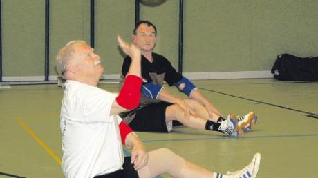 Jeden Montagabend wird in der Aichacher Realschule Sitzball trainiert. Manfred Kaschner ist ein Meister dieses Sports, im Hintergrund Helmut Kristl. 