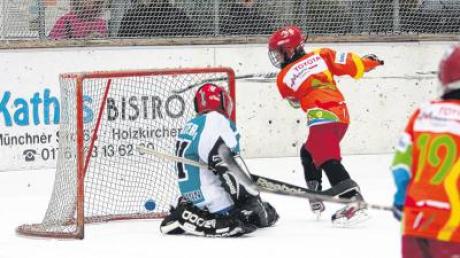 Gleich im ersten Spiel gelang den Bad Wörishofer Kleinstschülern (orange Trikots) ein 3:1-Sieg gegen Ottobrunn.