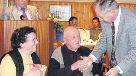Alfons Strasser, Kreisvorsitzender des BLSV, gratulierte Theresia Voitl und Karl Maierhofer zum 90. Geburtstag. 
