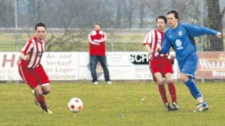 Im Kellerderby gegen Blossenau gelang dem SV Wechingen (in Blau) der erste Saisonsieg.  