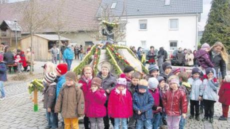 Die Kindergartenkinder sind stolz auf den schönen Osterbrunnen von Villenbach. Auch sie haben mitgeholfen.  