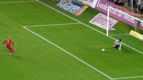 Roman Weidenfeller (r) hält den Elfmeter gegen Arjen Robben. 