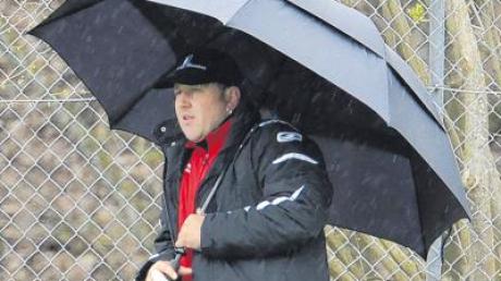 Ganz schön im Regen steht der Wiesenbacher Trainer Christian Müller inzwischen: Sein Team trennt nur noch ein Punkt von der Abstiegszone. 
