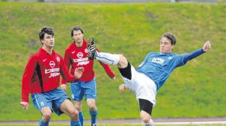 Brotlose Kunst: Der Kissinger SC (weiß-blau) machte gegen den VfL Ecknach zu wenig Druck und unterlag mit 1:2 Toren. 