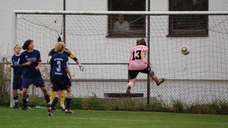 Wieder drin: Katharina Jobst (Nr. 13) vom SVS Türkheim war in Batzenhofen nicht zu halten und erzielte vier Tore. Hier der Treffer zum 4:1.