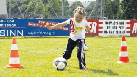 Beim VfL Ecknach fand an Christi Himmelfahrt der Tag des Mädchenfußballs für den Kreis Augsburg statt. Auch die kleinsten übten an diesem Tag den perfekten Pass. 