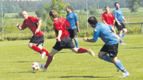 Mit einem Kantersieg gegen den Tabellenletzten TKSV Donauwörth wahrten die Wechinger (in rot-schwarz) ihre Chancen auf den Klassenerhalt.  