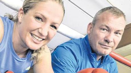 Jürgen Grabosch mit der vielleicht nächsten Weltmeisterin: Nikki Adler boxt im Juli in Augsburg um den Gürtel des Verbands WBU.