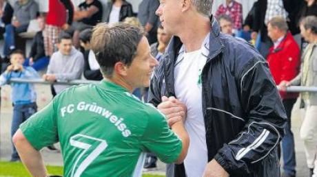Jürgen Senser und sein Trainer Jürgen Weizer haben Grund zur guten Laune: Grün-Weiß Ichenhausen ist Kreisklasse-Vizemeister und geht in die Relegation. 