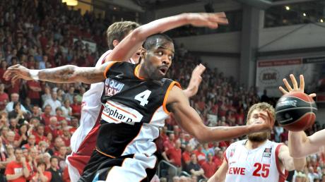 Die Ulmer Basketballer (dunkle Trikots) werden zum Saisonauftakt wieder gegen Bamberg spielen, und zwar beim "Champions-Cup".