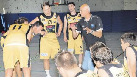 Beschwörende Worte von Trainer Leopold Dejworek: Seine Schützlinge verloren trotzdem auch das Rückspiel gegen Konstanz und haben damit keine Chance mehr auf den Aufstieg in die Basketball-Landesliga.  