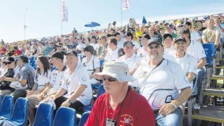 Richtig gute Plätze hatten die knapp 70 Mitglieder des Stefan-Bradl-Fanclubs (in weißen Shirts) am Lausitzring. 