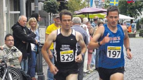 Zu Beginn des sechs Kilometer langen Stadtlaufs liefen Matthias Kremers (links) und Bruno Schumi noch einträchtig nebeneinander, doch der Lokalmatador setzte sich zeitig ab. 